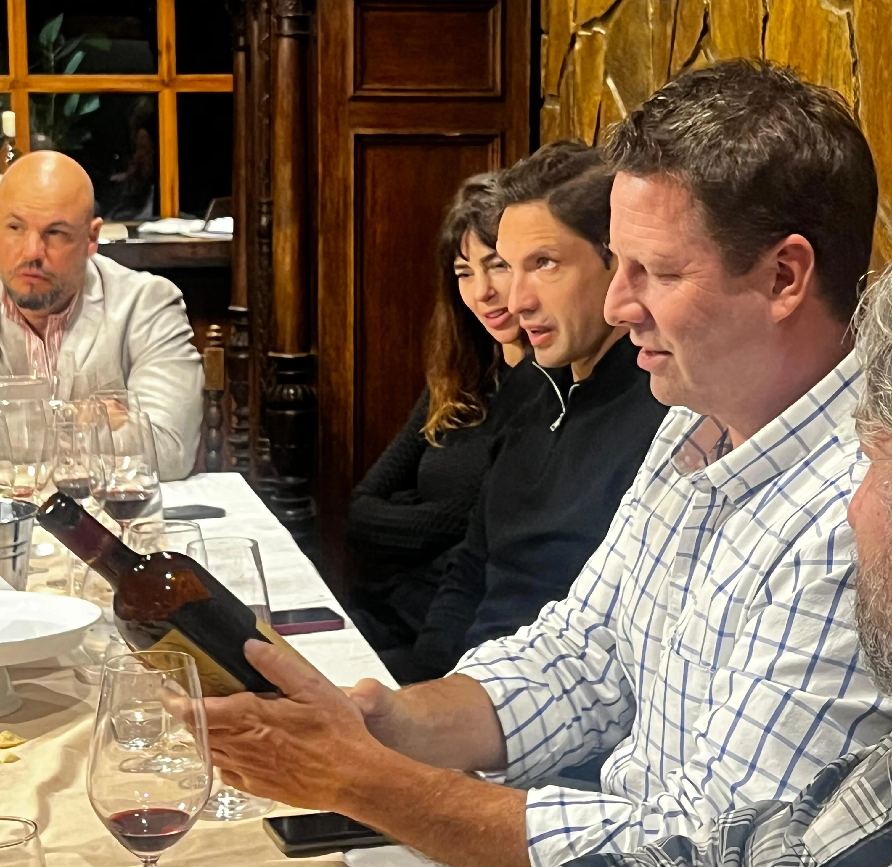 Andrés Rosberg analizando un vino durante Puelo Wines en Lago Puelo, Chubut, Patagonia