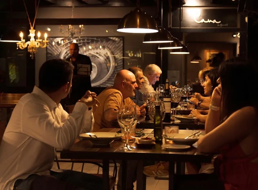 Grupo compartiendo experiencia de vino en Patagonia en ambiente cálido