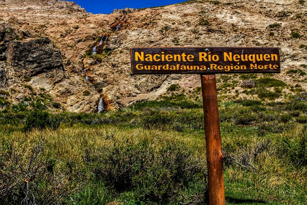 Nacimiento del río Neuquén en la cordillera