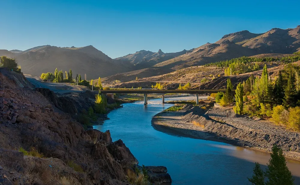 Río y paisaje cordillerano del norte neuquino, territorio con potencial vitivinícola