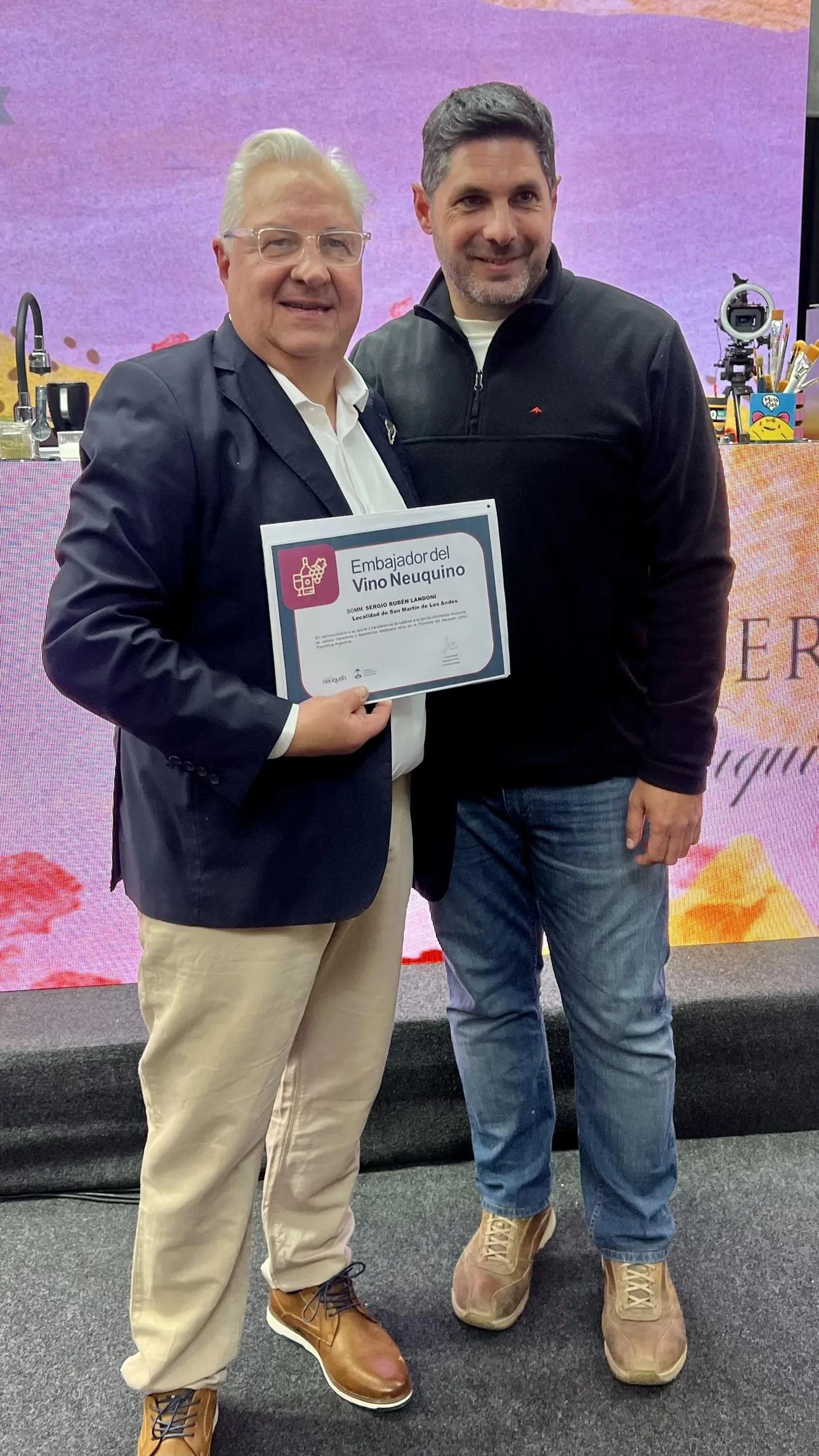 Sergio Landoni recibe la distinción como primer Embajador del Vino Neuquino en Patagonia Argentina
