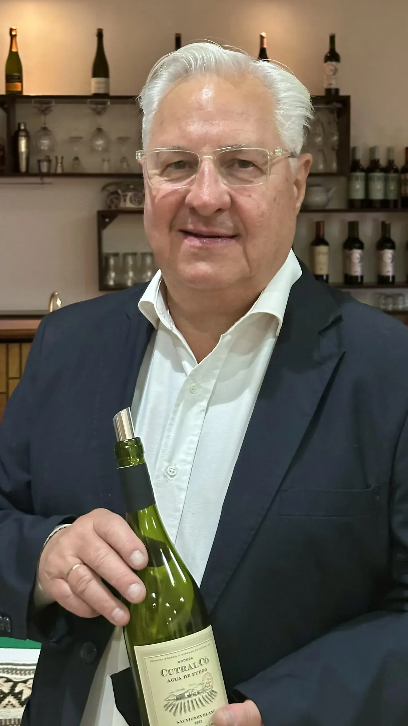 Sergio Landoni, Sommelier de Territorio y Embajador del Vino Neuquino, en una bodega de Patagonia Argentina