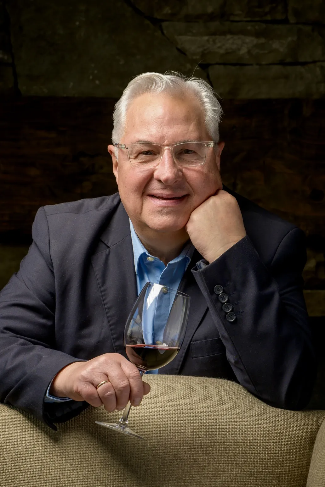 Sergio Landoni, Sommelier de Territorio y Embajador del Vino Neuquino, con copa de vino