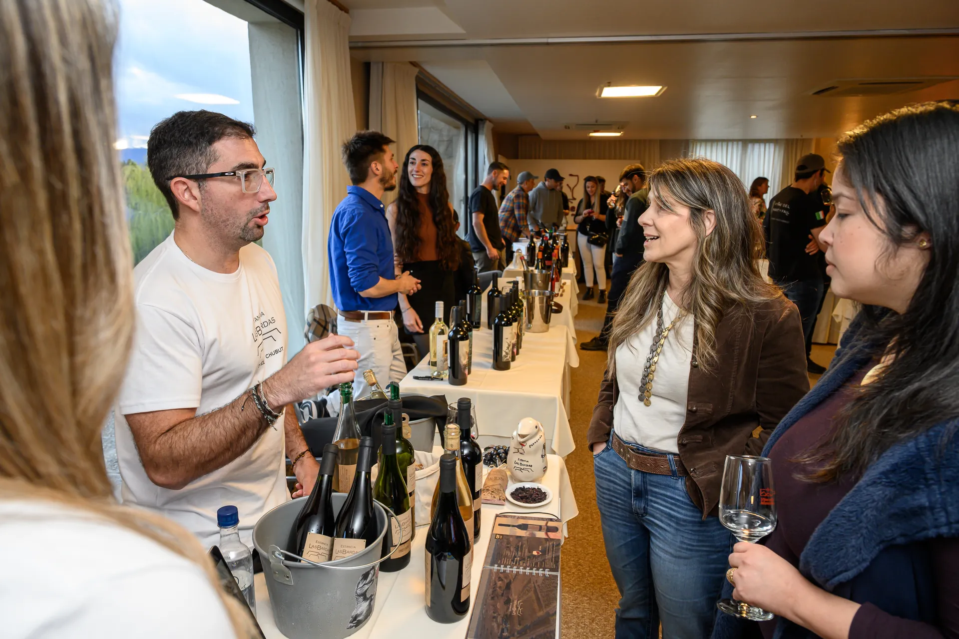 Productor de Chubut conversando con el público durante Vino a la Montaña