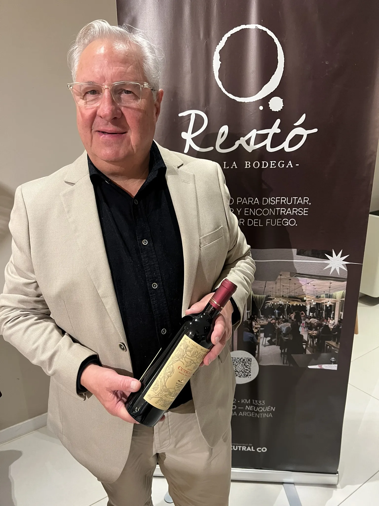 Sergio Landoni presentando vino de Bodega Cutral Co en Neuquén