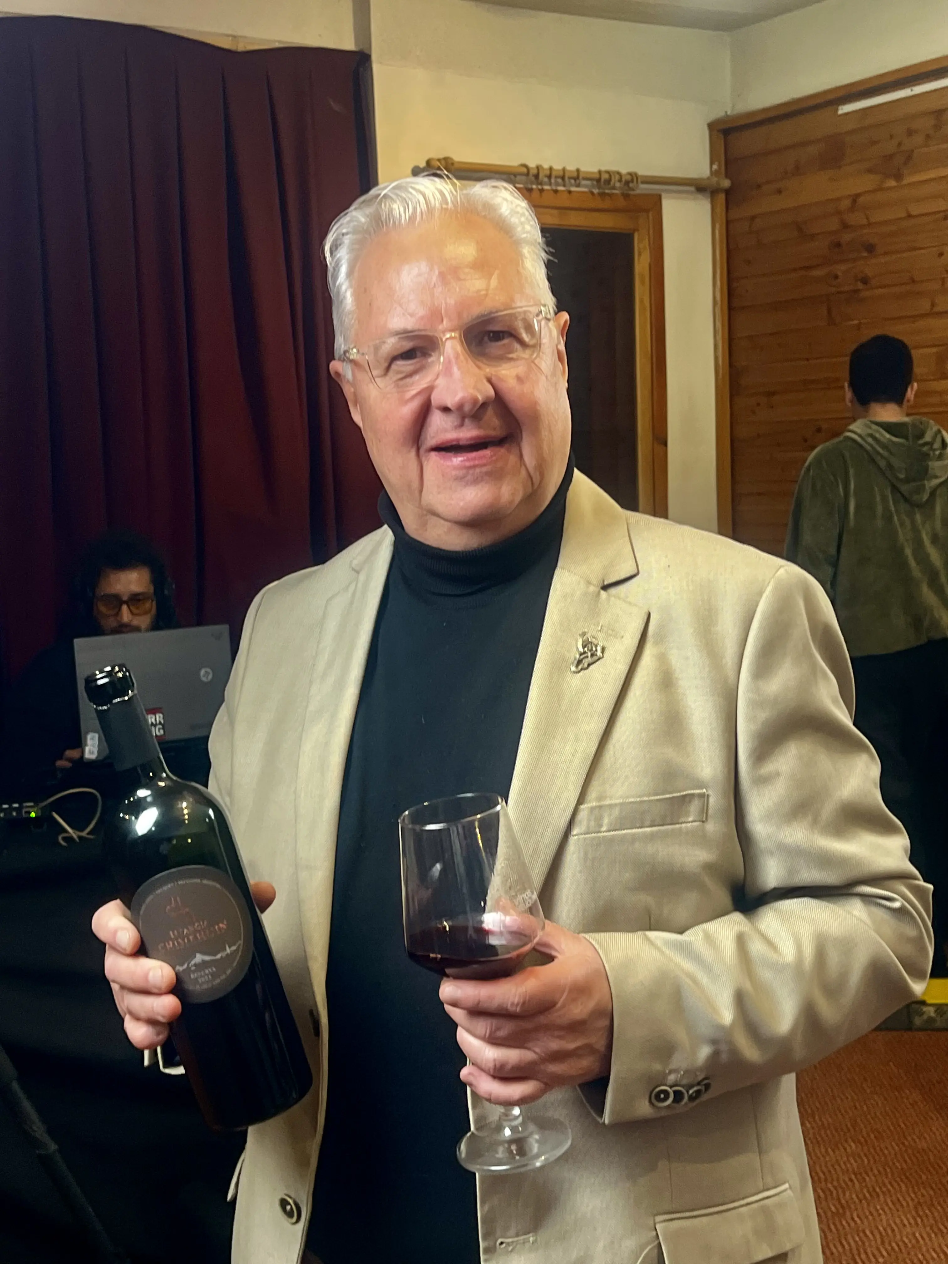 Sergio Landoni con un vino de Estancia Chimehuín en San Martín de los Andes