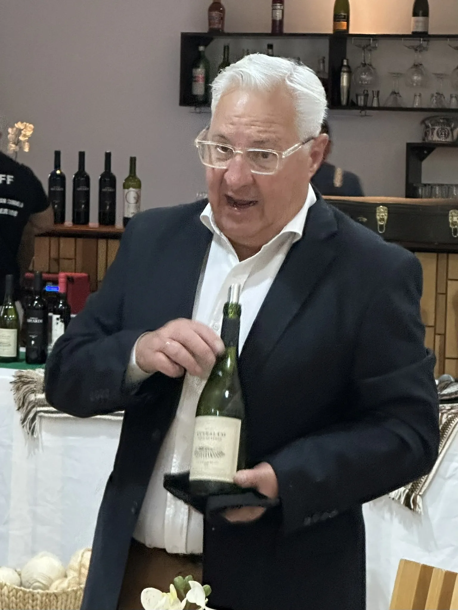 Sommelier explicando un vino durante una degustación en Patagonia
