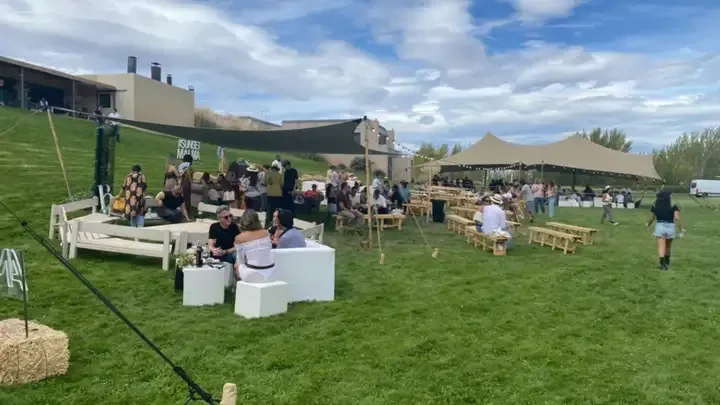 Evento de la Vendimia Neuquina 2026 con gastronomía, fuego y público en Neuquén