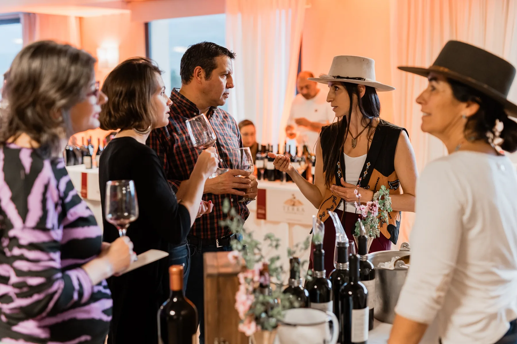 Encuentro entre bodegas y asistentes en Vino a la Montaña