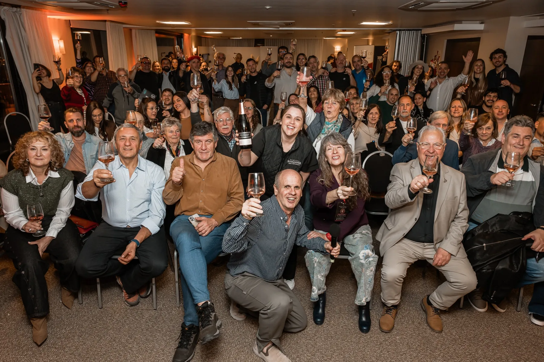 Fotografía grupal de participantes de Vino a la Montaña 2026