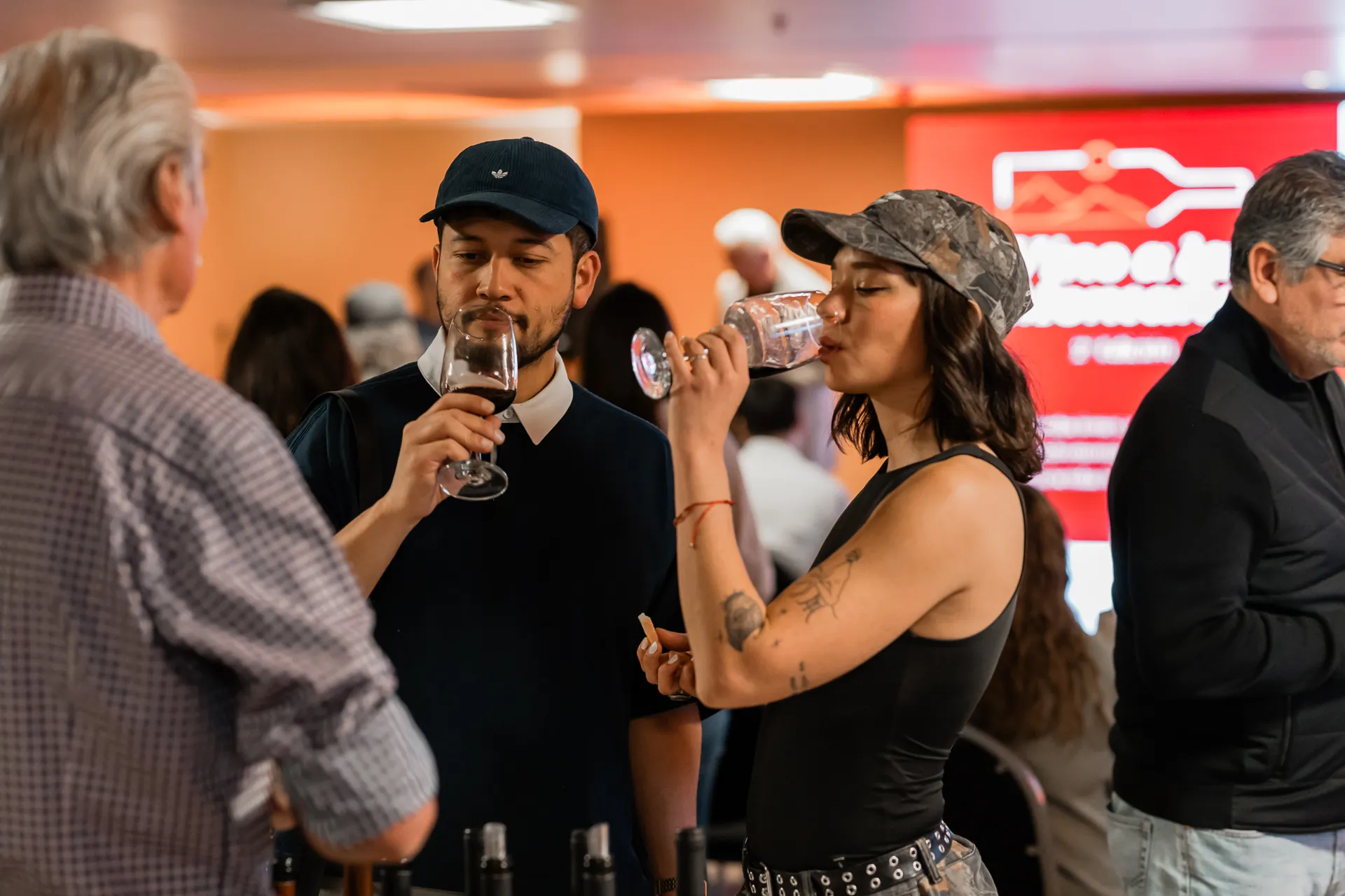 Visitantes degustando vinos durante Vino a la Montaña 2026
