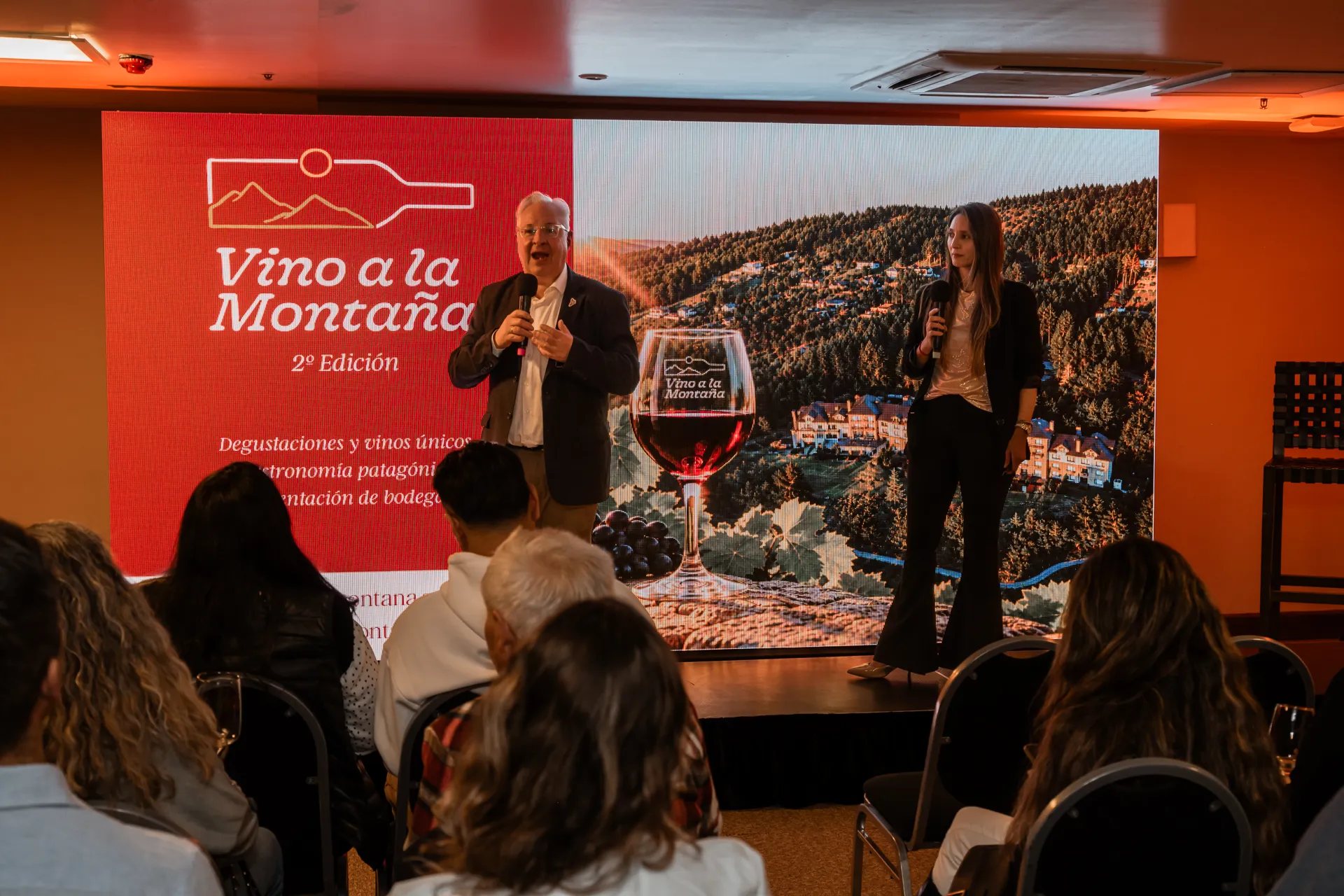 Sergio Landoni presenta a Daniela Hernández antes de su masterclass