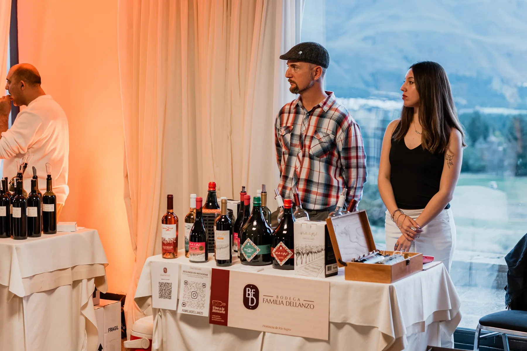 Degustación en un stand de bodega de Vino a la Montaña 2026