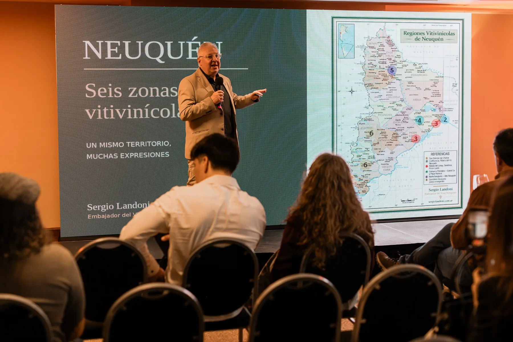 Charla sobre vinos de Neuquén durante el evento