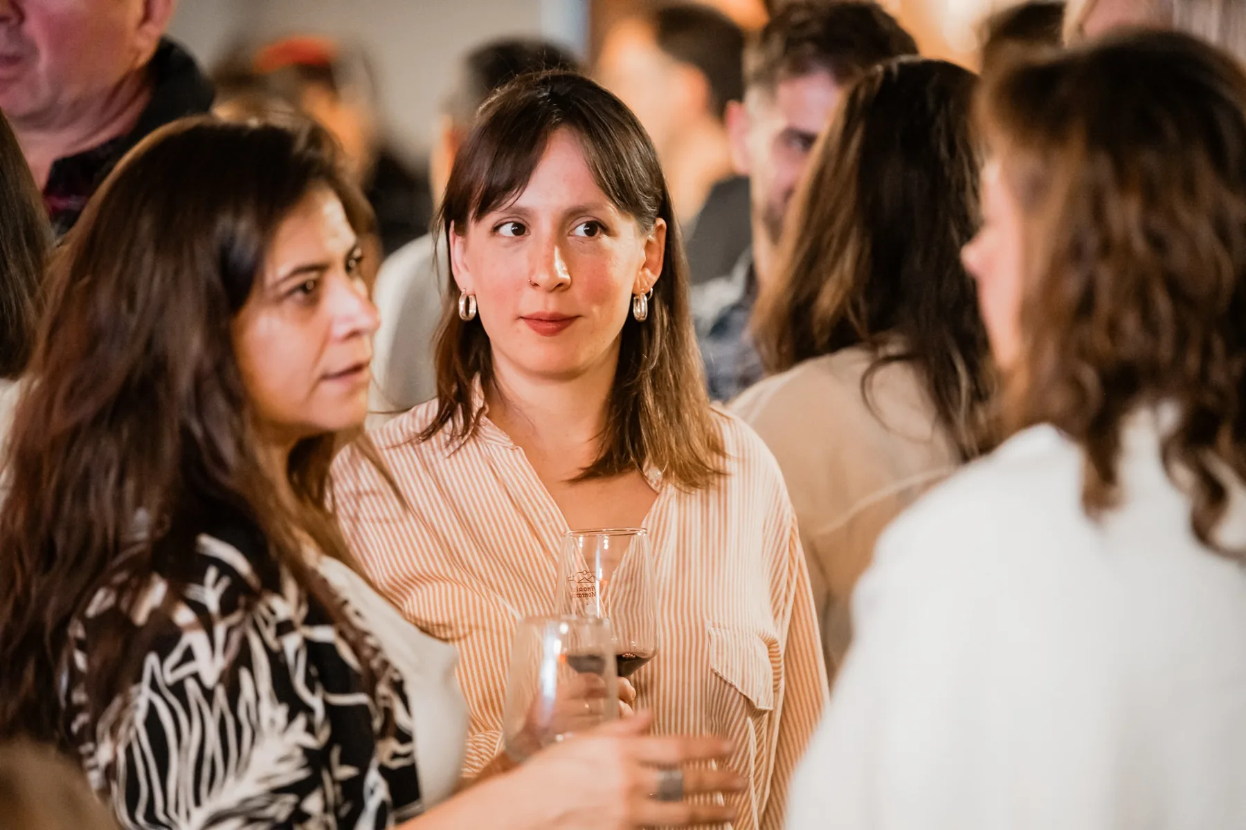Asistentes compartiendo una degustación de vinos