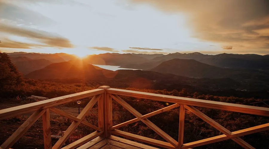 Vista desde Terrazas del Refugio en San Martín de los Andes, escenario de experiencias con vino neuquino