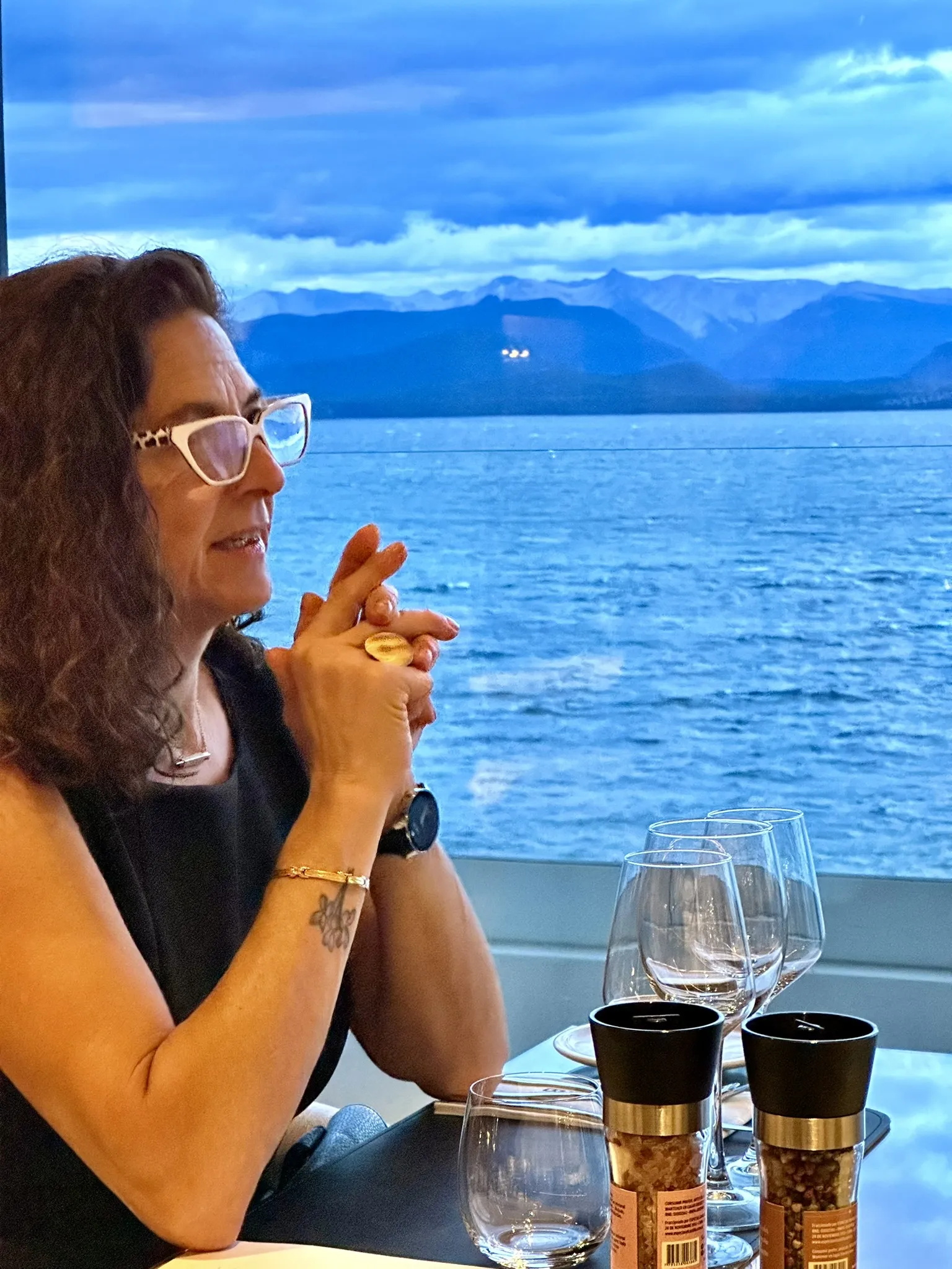 Restaurante del Radisson Blu Bariloche con vista al lago Nahuel Huapi