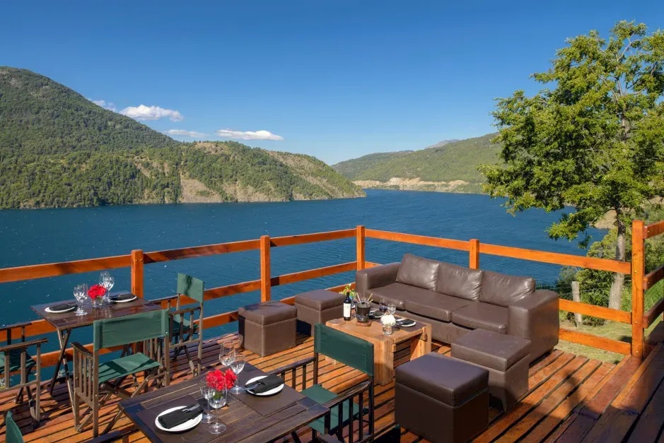 Wine Bar de Paihuen frente al lago Lácar en San Martín de los Andes
