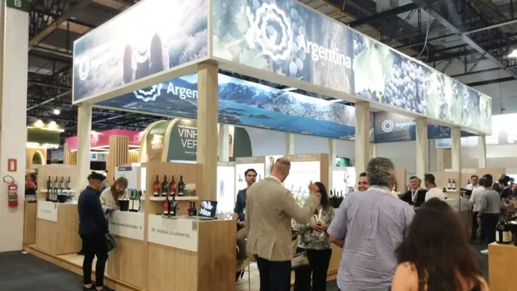 Estande argentino em feira de vinhos em São Paulo.
