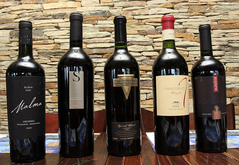 Garrafas de diferentes projetos vitivinícolas de Neuquén.